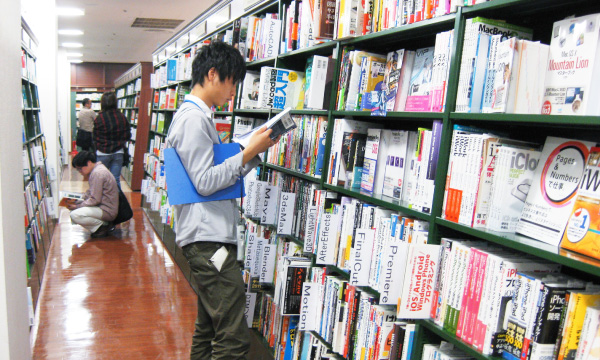 選書ツアーの様子