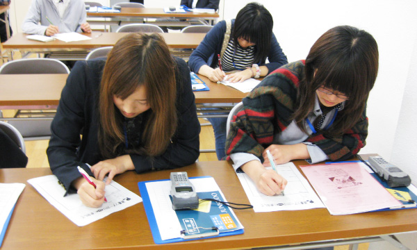 選書ツアーの様子