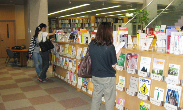選書ツアーの様子